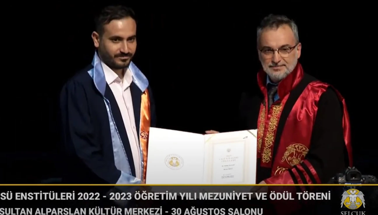 Selçuk Üniversitesi 2022 – 2023 öğretim yılı doktora ve yüksek lisans mezunları, 12.07.2023 tarihinde, 7 enstitünün birlikte düzenlediği “Mezuniyet ve Ödül Töreni”nde cübbelerini giydi.